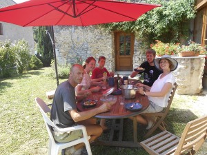 Repas au jardin aux beaux jours